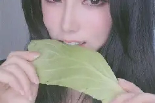 王勉恋情曝光邓超陈赫嗑瓜子调侃：“跟谁逛街啦？”
